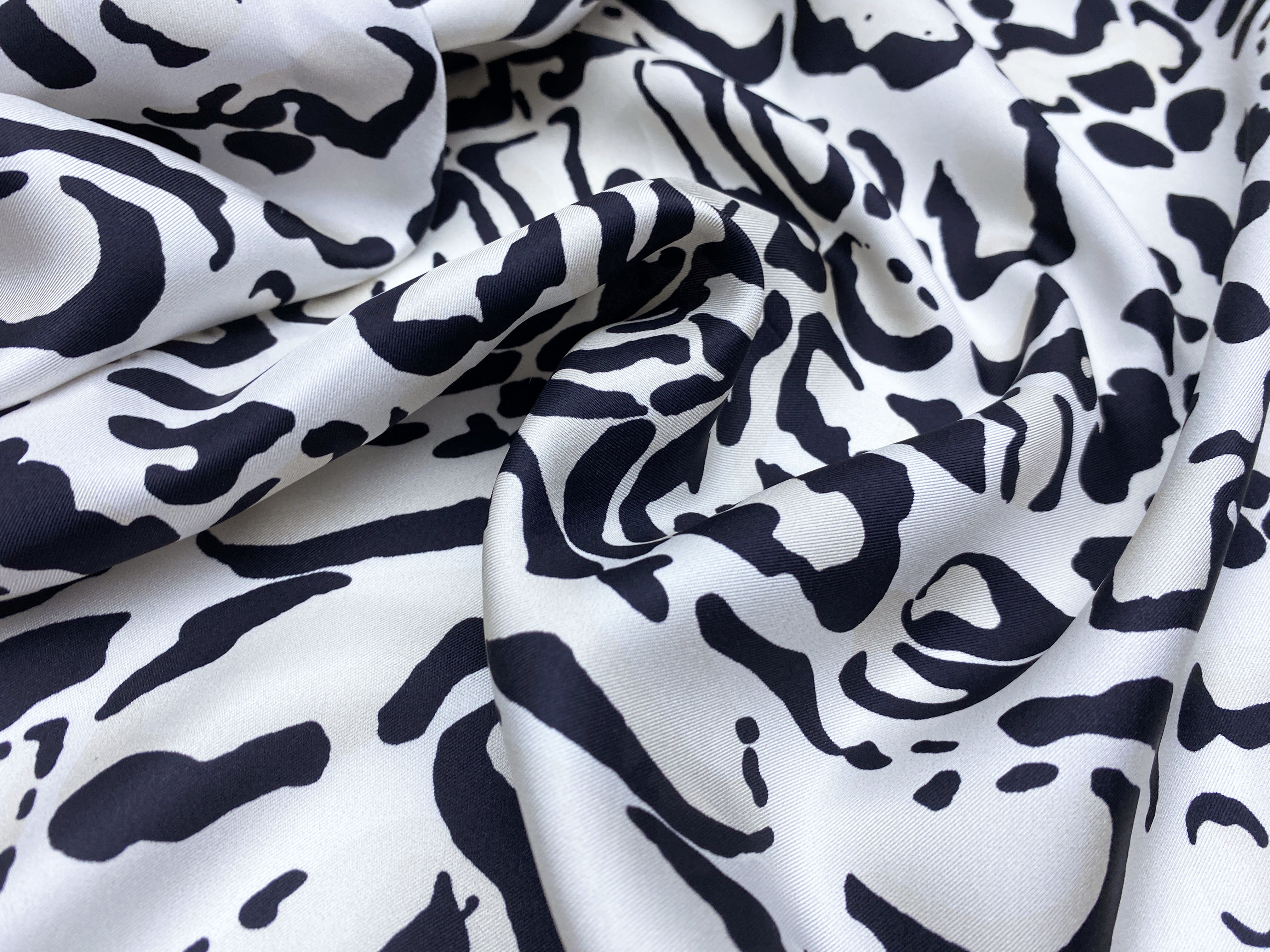 Ткань Шёлк  белый с принтом черная абстракция твилового переплетения 46653 2